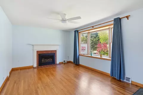 Living - 33 Druid Hill Rd, Springfield, MA 01129 photo 2 of 5