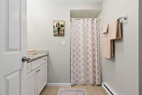Bath - 287 Ocean St #D2, Hyannis, MA 02601 photo 2 of 3