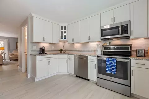 Kitchen - 287 Ocean St #D2, Hyannis, MA 02601 photo 4 of 6