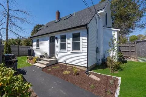 39 Topsfield Rd, Ipswich, MA 01938