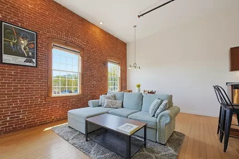 1511 Main St #CPH9, Worcester, MA 01603