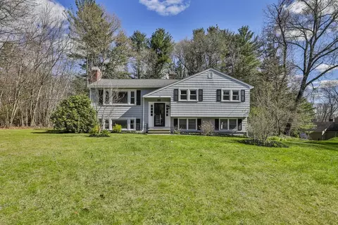 26 Clover Hill Dr, Chelmsford, MA 01824