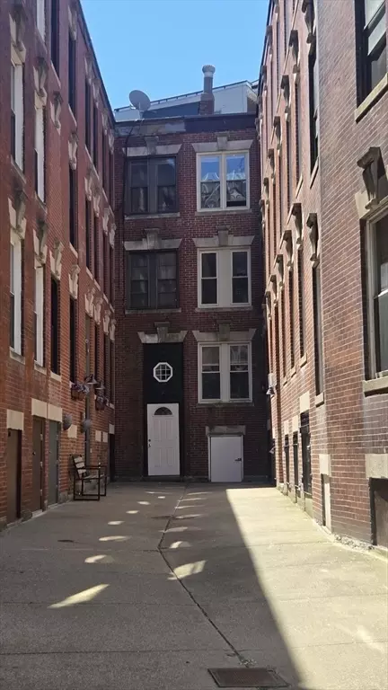 3 Holden Ct, Boston, MA 02109