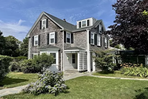 388 Sea St, Hyannis, MA 02601