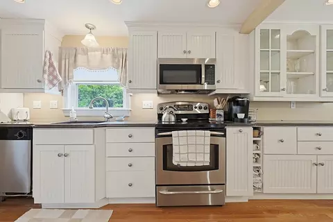 Kitchen - 7 Lilac Ct, Walpole, MA 02081 photo 4 of 5