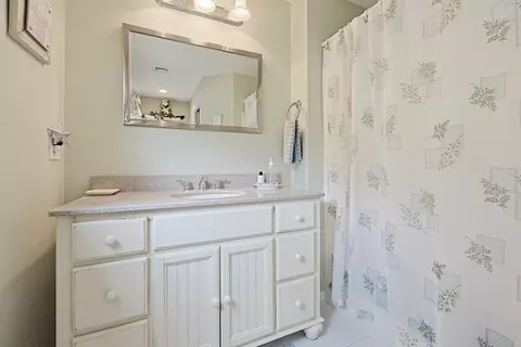 Bath - 7 Lilac Ct, Walpole, MA 02081 photo 4 of 4