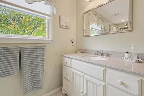 Bath - 7 Lilac Ct, Walpole, MA 02081 photo 3 of 4