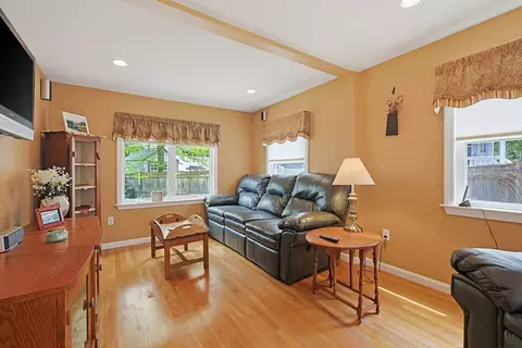 Living - 7 Lilac Ct, Walpole, MA 02081 photo 1 of 4