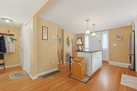 Entry Way - 7 Lilac Ct, Walpole, MA 02081 photo 1 of 3