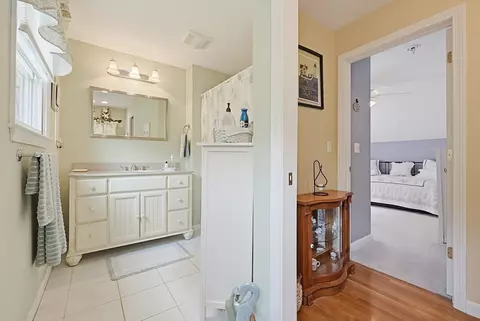 Entry Way - 7 Lilac Ct, Walpole, MA 02081 photo 3 of 3