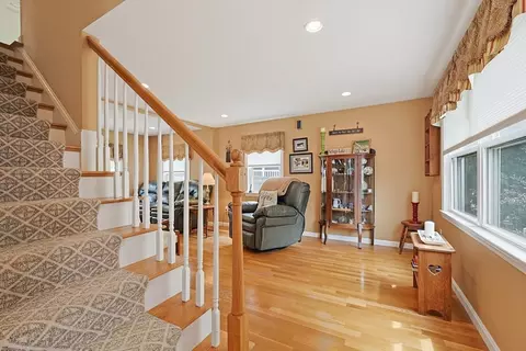 Entry Way - 7 Lilac Ct, Walpole, MA 02081 photo 2 of 3