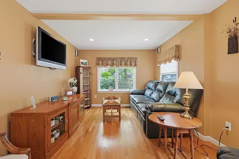 Living - 7 Lilac Ct, Walpole, MA 02081 photo 4 of 4