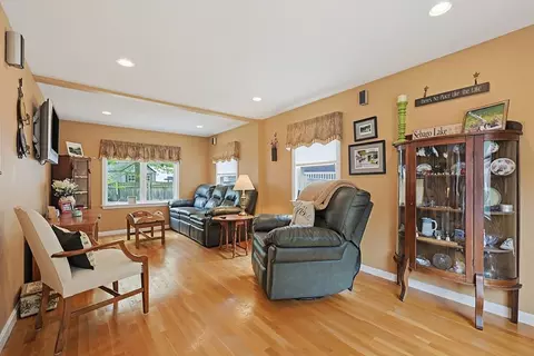 Living - 7 Lilac Ct, Walpole, MA 02081 photo 3 of 4