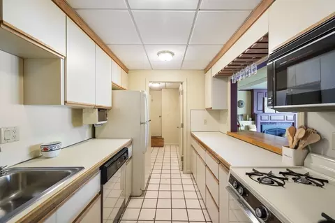 Kitchen - 115 Pilgrim Rd, Braintree, MA 02184 photo 4 of 4