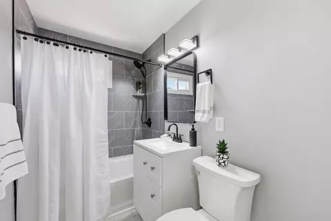 Bath - 118 Surrey Rd, Springfield, MA 01118 photo 2 of 2