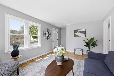 Living - 118 Surrey Rd, Springfield, MA 01118 photo 3 of 3