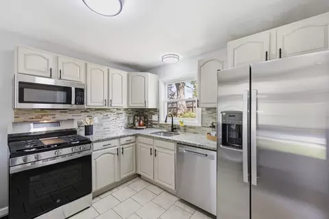 Kitchen - 118 Surrey Rd, Springfield, MA 01118 photo 3 of 4