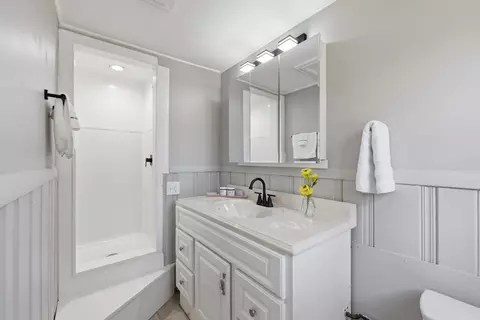 Bath - 118 Surrey Rd, Springfield, MA 01118 photo 1 of 2