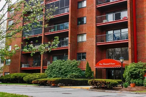 1 Summit Dr #24, Reading, MA 01867