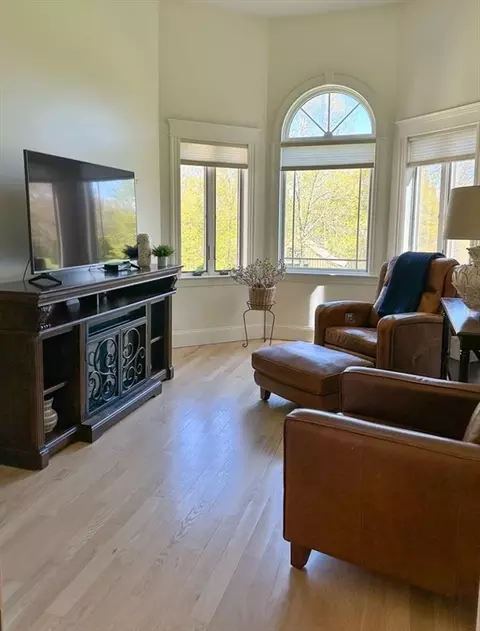 Living - 37 Putnam Hill Rd, Sutton, MA 01590 photo 3 of 4