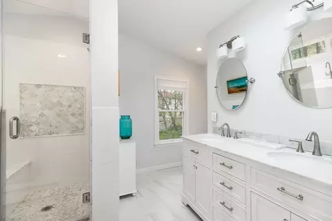 Bath - 5 Mount Pleasant Ave, Gloucester, MA 01930 photo 3 of 5