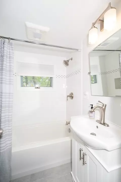 Bath - 5 Mount Pleasant Ave, Gloucester, MA 01930 photo 2 of 5
