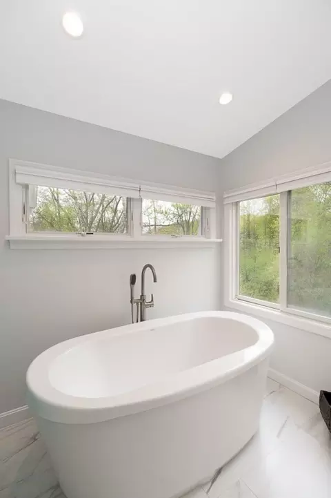 Bath - 5 Mount Pleasant Ave, Gloucester, MA 01930 photo 5 of 5