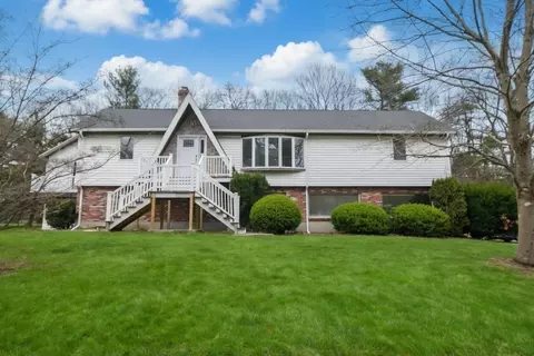 5 Flintlocke Rd, Franklin, MA 02038