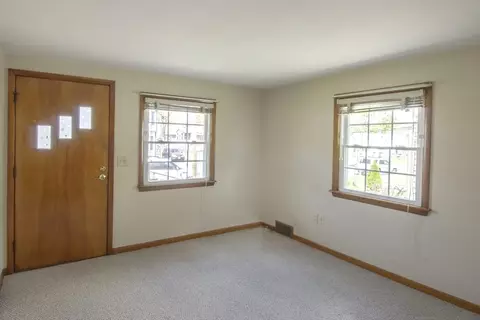 Living - 17 Mcbride St, Springfield, MA 01104 photo 1 of 2