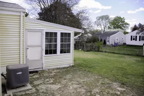 Exterior - 17 Mcbride St, Springfield, MA 01104 photo 7 of 8