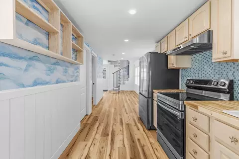 Entry Way - 8 Cottage St, Wareham, MA 02571 photo 3 of 10