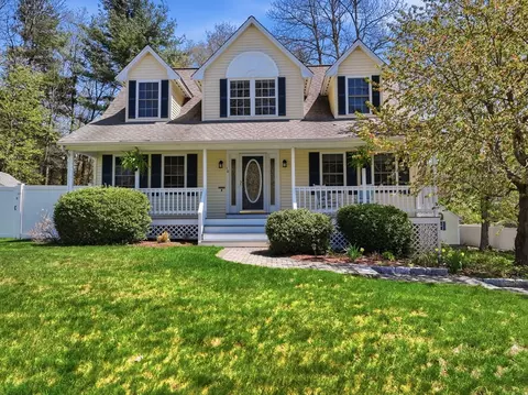 10 Horseshoe Ln, Clinton, MA 01510