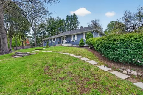 34 Homestead Rd, Lynnfield, MA 01940