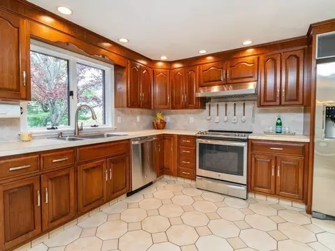 Kitchen - 7 Rivers Ln, Stoneham, MA 02180 photo 2 of 3