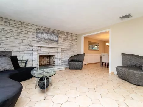 Living - 7 Rivers Ln, Stoneham, MA 02180 photo 2 of 3