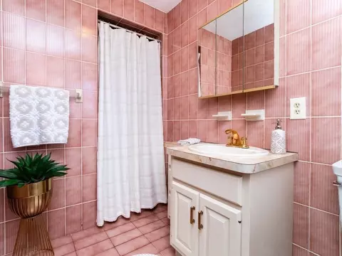Bath - 7 Rivers Ln, Stoneham, MA 02180 photo 2 of 3