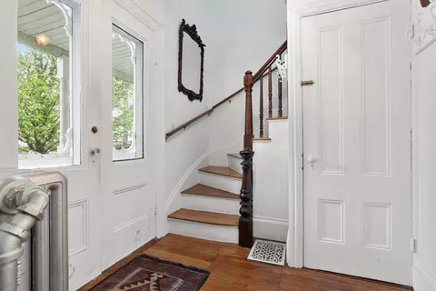 Entry Way - 204 Washington St, Gloucester, MA 01930 photo 2 of 4