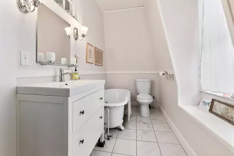 Bath - 204 Washington St, Gloucester, MA 01930 photo 1 of 2