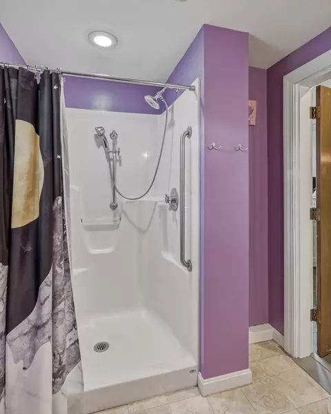 Bath - 197 Bridge Rd, Northampton, MA 01062 photo 2 of 4
