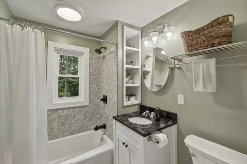 Bath - 197 Bridge Rd, Northampton, MA 01062 photo 3 of 4