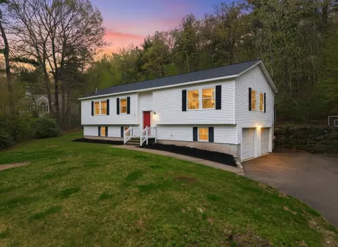 89 Webster St, Douglas, MA 01516