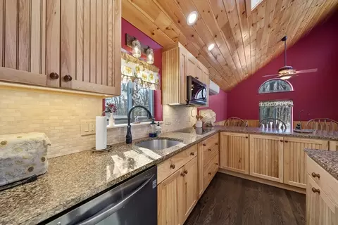 Kitchen - 2 Remington Ct, Derry, NH 03038 photo 2 of 7