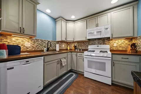 Kitchen - 2 Remington Ct, Derry, NH 03038 photo 5 of 7