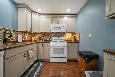 Kitchen - 2 Remington Ct, Derry, NH 03038 photo 4 of 7
