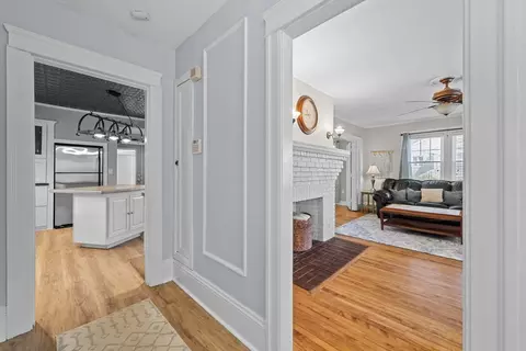 Entry Way - 25 Ludlow St, Worcester, MA 01603 photo 2 of 4
