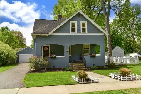 105 Edgewood Ave, Longmeadow, MA 01106