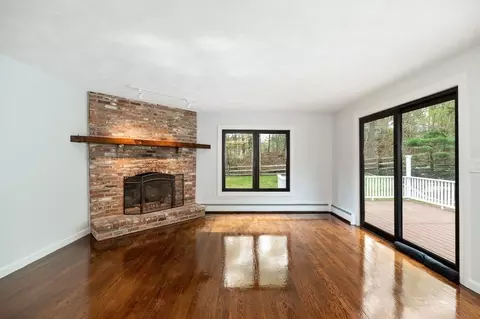 Living - 40 Sagamore St, Hamilton, MA 01982 photo 4 of 5