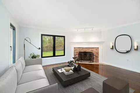 Living - 40 Sagamore St, Hamilton, MA 01982 photo 2 of 5