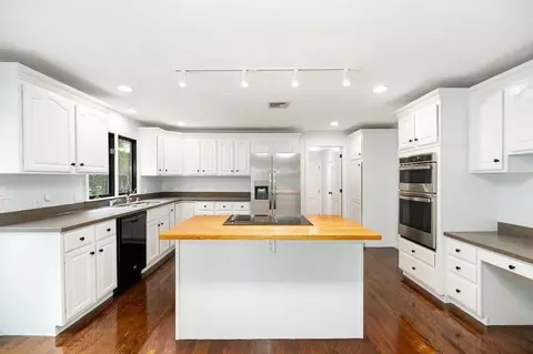 Kitchen - 40 Sagamore St, Hamilton, MA 01982 photo 2 of 4