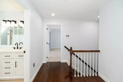 Entry Way - 40 Sagamore St, Hamilton, MA 01982 photo 2 of 3